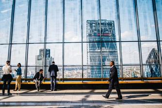 Peut-on ouvrir une franchise sans y travailler et conserver son activité principale ?